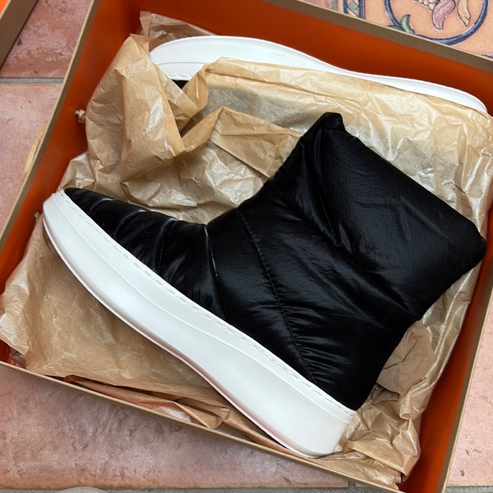 Black Quilted Women's Boots